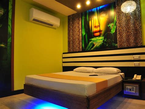 Rooms available at Hotel Dream World Las Pinas .